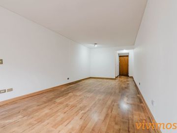Encantador departamento de 3 dormitorios y 2 baños ubicado en un barrio familiar, cercano a Colegio San Ignacio .