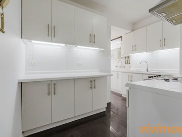 Encantador departamento de 3 dormitorios y 2 baños ubicado en un barrio familiar, cercano a Colegio San Ignacio .