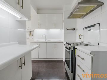 Encantador departamento de 3 dormitorios y 2 baños ubicado en un barrio familiar, cercano a Colegio San Ignacio .