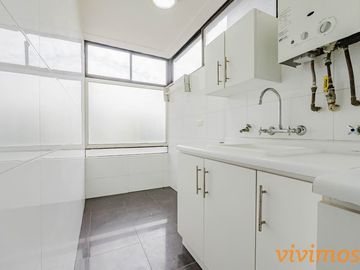 Encantador departamento de 3 dormitorios y 2 baños ubicado en un barrio familiar, cercano a Colegio San Ignacio .