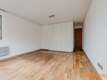 Encantador departamento de 3 dormitorios y 2 baños ubicado en un barrio familiar, cercano a Colegio San Ignacio .