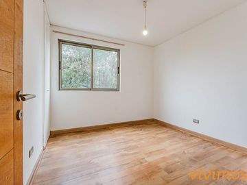 Encantador departamento de 3 dormitorios y 2 baños ubicado en un barrio familiar, cercano a Colegio San Ignacio .