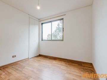 Encantador departamento de 3 dormitorios y 2 baños ubicado en un barrio familiar, cercano a Colegio San Ignacio .