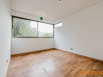Encantador departamento de 3 dormitorios y 2 baños ubicado en un barrio familiar, cercano a Colegio San Ignacio .