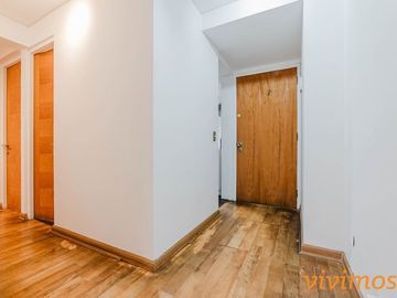 Encantador departamento de 3 dormitorios y 2 baños ubicado en un barrio familiar, cercano a Colegio San Ignacio .