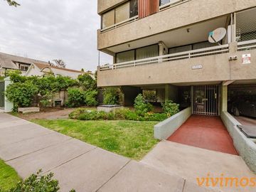 Encantador departamento de 3 dormitorios y 2 baños ubicado en un barrio familiar, cercano a Colegio San Ignacio .