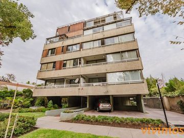 Encantador departamento de 3 dormitorios y 2 baños ubicado en un barrio familiar, cercano a Colegio San Ignacio .