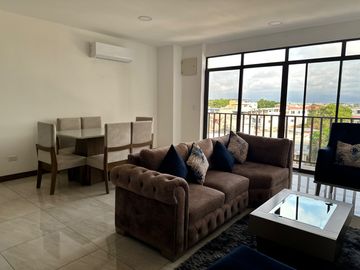 Moderno departamento amoblado en Manta – 3 dormitorios, vista al mar, piscina, parqueadero, pet friendly – Edificio KATAMAR