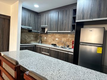 Moderno departamento amoblado en Manta – 3 dormitorios, vista al mar, piscina, parqueadero, pet friendly – Edificio KATAMAR