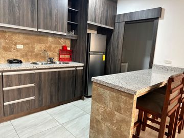 Moderno departamento amoblado en Manta – 3 dormitorios, vista al mar, piscina, parqueadero, pet friendly – Edificio KATAMAR