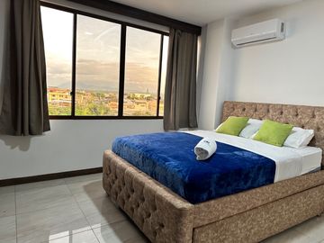Moderno departamento amoblado en Manta – 3 dormitorios, vista al mar, piscina, parqueadero, pet friendly – Edificio KATAMAR