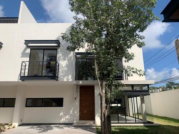 CASA NUEVA EN VENTA O RENTA EN CANCUN EN AVENIDA COLEGIOS
