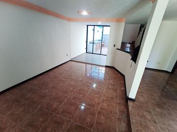 Casa en venta en Zona Plateada, con amplia terraza.