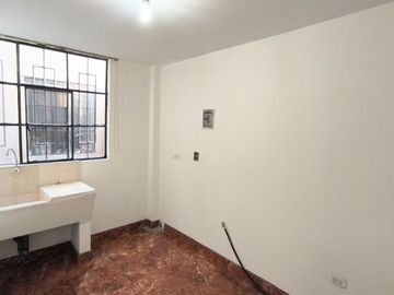 Se Alquila Departamento En Urb. San Hilarión, A Un Paso De La Estación de Tren