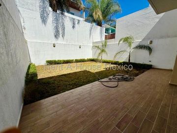 Cumbres del Lago - VENTA. Casa con roof, 5 recámaras, cuarto de TV