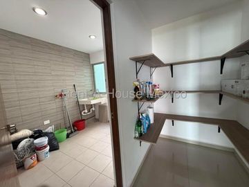 Cumbres del Lago - VENTA. Casa con roof, 5 recámaras, cuarto de TV