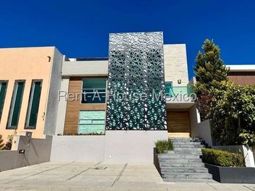 Cumbres del Lago - VENTA. Casa con roof, 5 recámaras, cuarto de TV