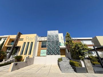 Cumbres del Lago - VENTA. Casa con roof, 5 recámaras, cuarto de TV