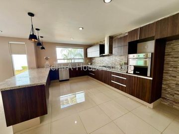 Cumbres del Lago - VENTA. Casa con roof, 5 recámaras, cuarto de TV