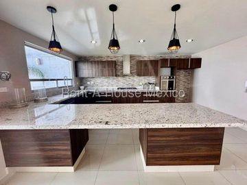 Cumbres del Lago - VENTA. Casa con roof, 5 recámaras, cuarto de TV