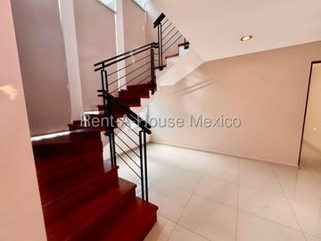 Cumbres del Lago - VENTA. Casa con roof, 5 recámaras, cuarto de TV