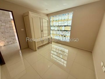 Cumbres del Lago - VENTA. Casa con roof, 5 recámaras, cuarto de TV