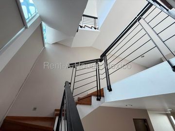 Cumbres del Lago - VENTA. Casa con roof, 5 recámaras, cuarto de TV