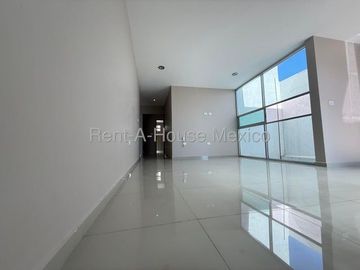 Cumbres del Lago - VENTA. Casa con roof, 5 recámaras, cuarto de TV