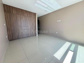 Cumbres del Lago - VENTA. Casa con roof, 5 recámaras, cuarto de TV