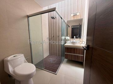 Cumbres del Lago - VENTA. Casa con roof, 5 recámaras, cuarto de TV