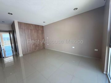 Cumbres del Lago - VENTA. Casa con roof, 5 recámaras, cuarto de TV