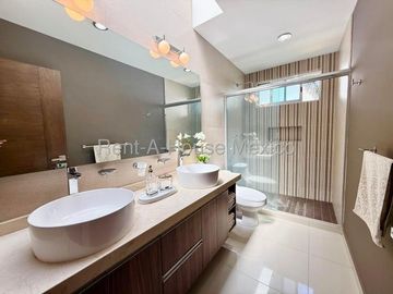 Cumbres del Lago - VENTA. Casa con roof, 5 recámaras, cuarto de TV
