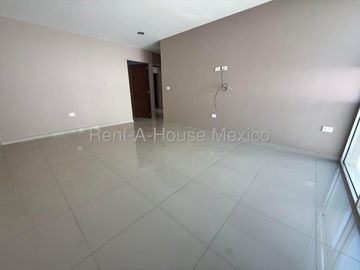Cumbres del Lago - VENTA. Casa con roof, 5 recámaras, cuarto de TV