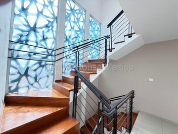 Cumbres del Lago - VENTA. Casa con roof, 5 recámaras, cuarto de TV