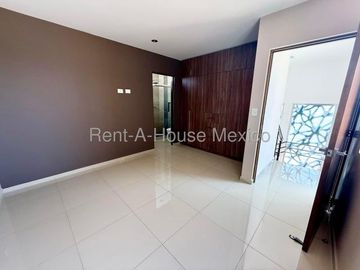 Cumbres del Lago - VENTA. Casa con roof, 5 recámaras, cuarto de TV
