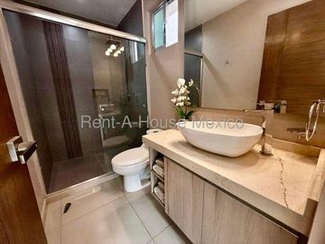 Cumbres del Lago - VENTA. Casa con roof, 5 recámaras, cuarto de TV
