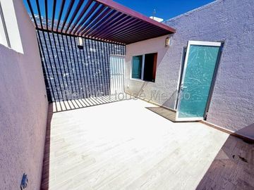 Cumbres del Lago - VENTA. Casa con roof, 5 recámaras, cuarto de TV