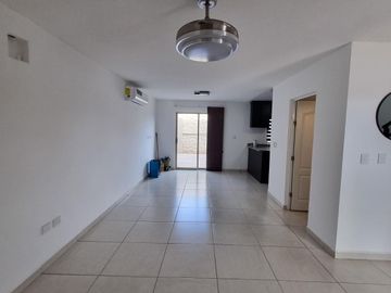 VENTA  RESIDENCIA  EN EXCELENTE ESTADO  Y  MUY BUENA UBICACION