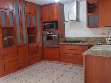 VENTA DE EXCELENTE CASA , AMPLIADA EN VILLAS DE MEDITERRANEO, ZONA PONIENTE