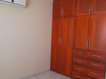 VENTA DE EXCELENTE CASA , AMPLIADA EN VILLAS DE MEDITERRANEO, ZONA PONIENTE