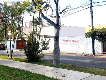 VENDO TERRENO FTE. A LINDO PARQUE, ZONA EXCLUSIVA Y MUY SEGURA IDEAL PARA PROYECTO INMOBILIARIO