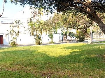 VENDO TERRENO FTE. A LINDO PARQUE, ZONA EXCLUSIVA Y MUY SEGURA IDEAL PARA PROYECTO INMOBILIARIO