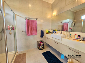 𝗙𝗼𝗿 𝗦𝗮𝗹𝗲: 𝟯-𝗕𝗲𝗱𝗿𝗼𝗼𝗺 𝗛𝗼𝘂𝘀𝗲 𝗼𝗻 𝗮 𝟭,𝟲𝟲𝟯 𝘀𝗾𝗺 𝗟𝗼𝘁 𝗶𝗻 𝗗𝘂𝗺𝗮𝗴𝘂𝗲𝘁𝗲 𝗖𝗶𝘁𝘆 – 𝗣𝟮𝟱 𝗠𝗶𝗹𝗹𝗶𝗼𝗻