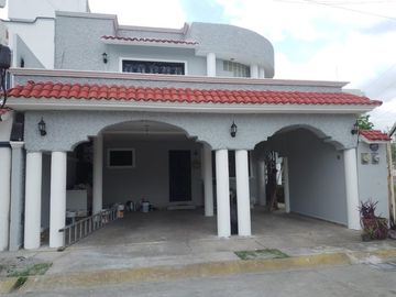 Amplia Casa en Venta Zona Sur privada con Vigilancia 24 horas con amplio jardin