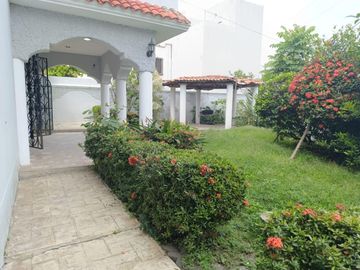 Amplia Casa en Venta Zona Sur privada con Vigilancia 24 horas con amplio jardin