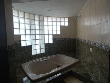 Amplia Casa en Venta Zona Sur privada con Vigilancia 24 horas con amplio jardin