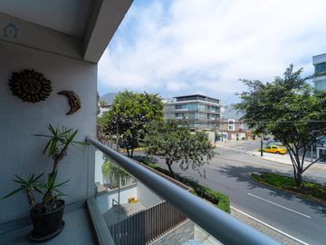VENDO AMPLIO Y FUNCIONAL DPTO EN 2DO PISO VISTA CALLE CON BALCON EN SURCO-URB.VALLE HERMOSO.