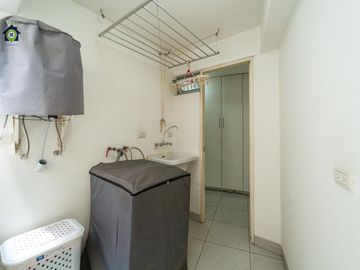 VENDO AMPLIO Y FUNCIONAL DPTO EN 2DO PISO VISTA CALLE CON BALCON EN SURCO-URB.VALLE HERMOSO.