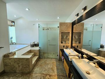 LAS CAÑADAS CASA EN VENTA SUPER COMPLETA CON ALBERCA, TERRAZA, BAR Y HERMOSO JAR