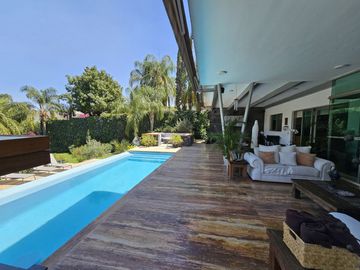 LAS CAÑADAS CASA EN VENTA SUPER COMPLETA CON ALBERCA, TERRAZA, BAR Y HERMOSO JAR